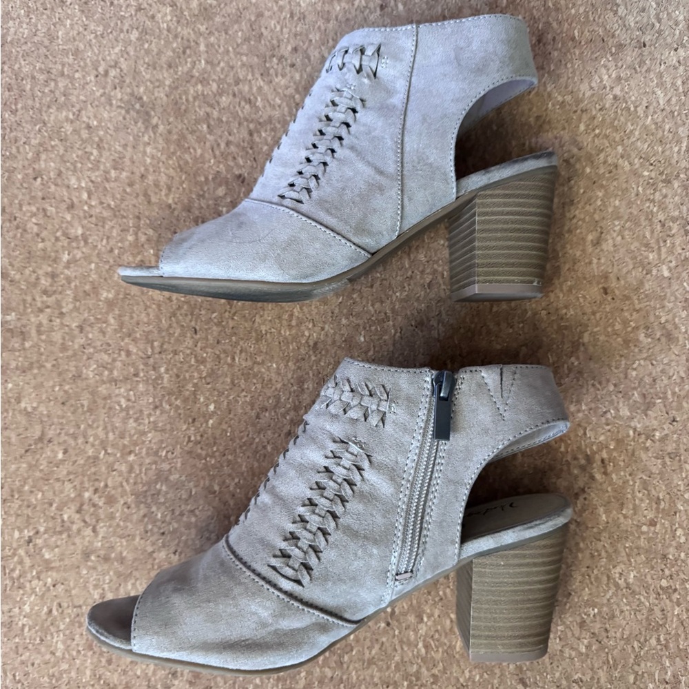 Stylish Tan Women's Heeled Sandals Vintage7Eight Peep toe Sonoma size 7.5